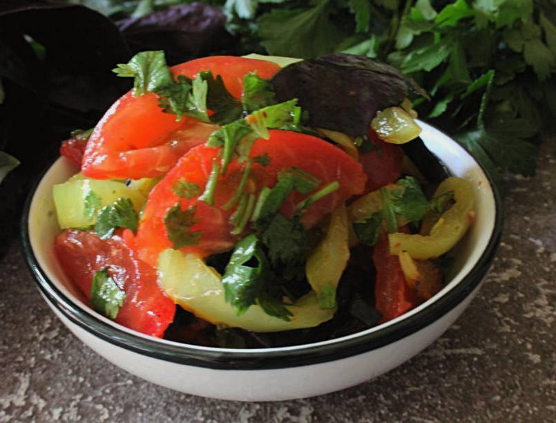 Баклажаны с помидорами, морковью, перцем и чесноком на сковороде