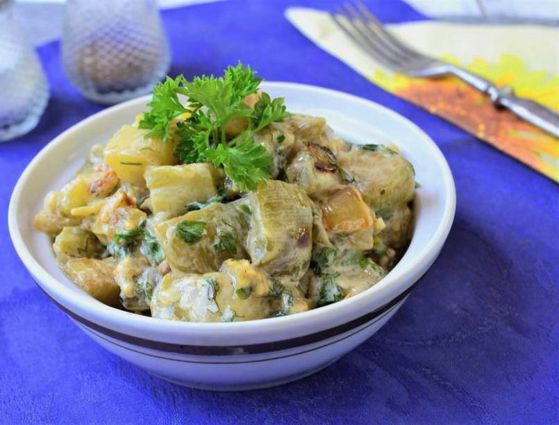 Жареные баклажаны с луком на сковороде