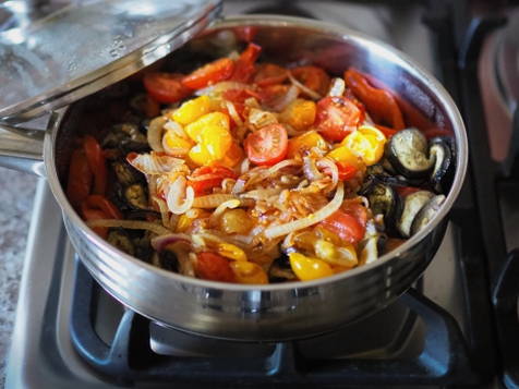 Баклажаны с перцем на сковороде