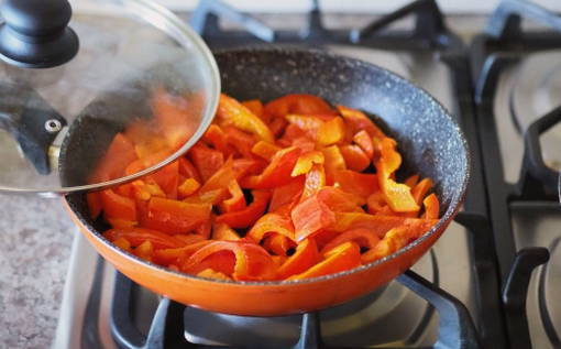 Баклажаны с перцем на сковороде