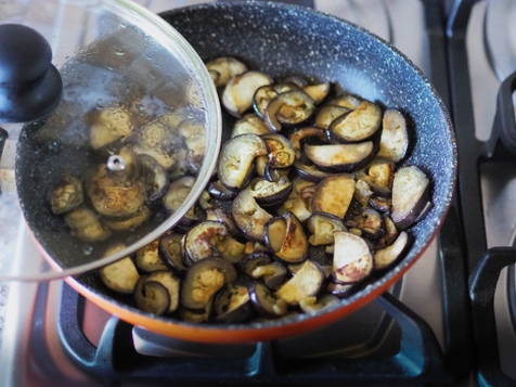 Баклажаны с перцем на сковороде