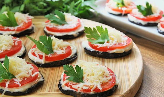 Жареные баклажаны с чесноком и сыром на сковороде