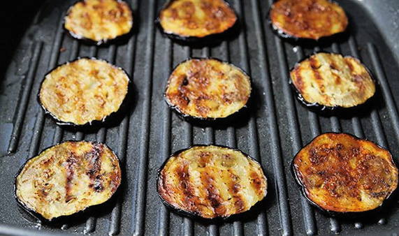 Жареные баклажаны с чесноком и сыром на сковороде Жареные баклажаны с чесноком и сыром на сковороде