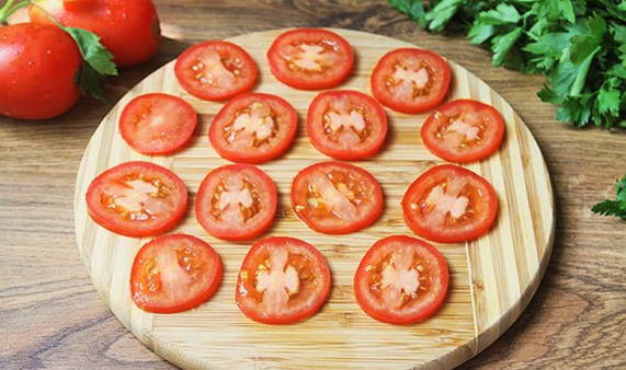 Жареные баклажаны с чесноком и сыром на сковороде Жареные баклажаны с чесноком и сыром на сковороде