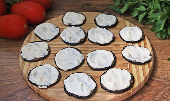 Жареные баклажаны с чесноком и сыром на сковороде Жареные баклажаны с чесноком и сыром на сковороде