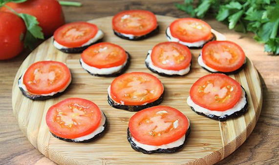 Жареные баклажаны с чесноком и сыром на сковороде Жареные баклажаны с чесноком и сыром на сковороде