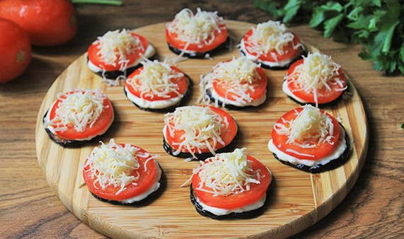 Жареные баклажаны с чесноком и сыром на сковороде Жареные баклажаны с чесноком и сыром на сковороде