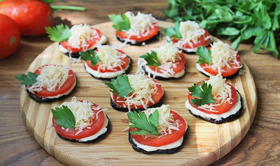 Жареные баклажаны с чесноком и сыром на сковороде Жареные баклажаны с чесноком и сыром на сковороде
