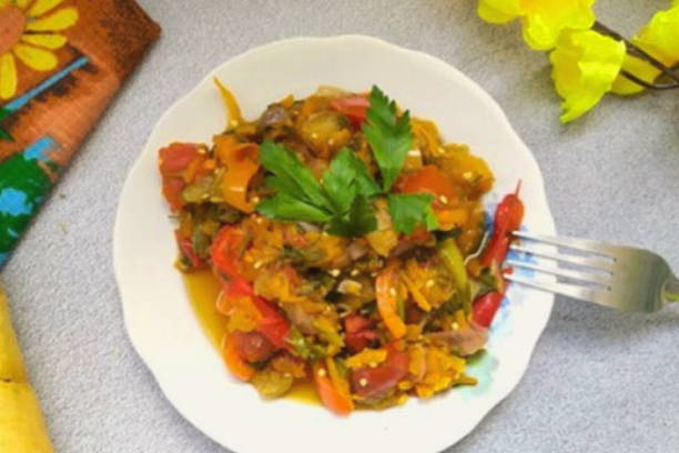 Баклажаны с помидорами, морковью, перцем, луком и чесноком на сковороде