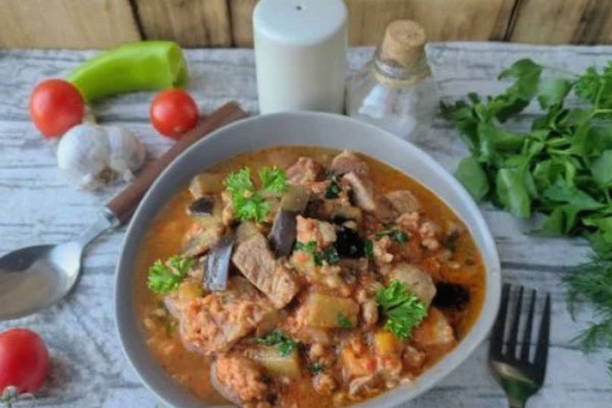 Баклажаны со свининой на сковороде