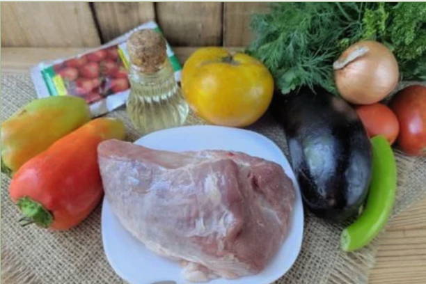 Баклажаны со свининой на сковороде