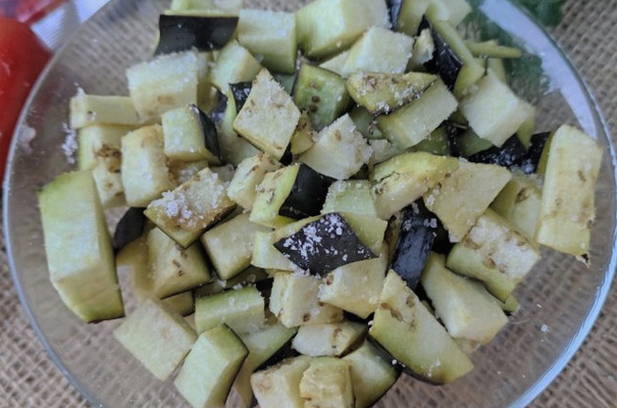 Баклажаны со свининой на сковороде