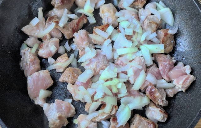 Баклажаны со свининой на сковороде