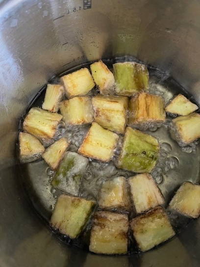 Теплый салат с баклажанами и помидорами в сладком соусе как в ресторане