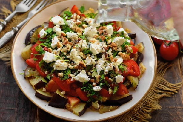 Салат с жареными баклажанами, помидорами и сыром фета