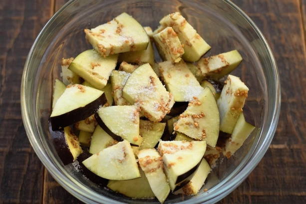 Салат с жареными баклажанами, помидорами и сыром фета