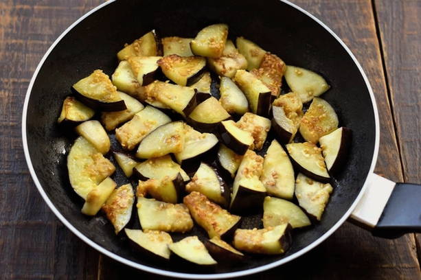 Салат с жареными баклажанами, помидорами и сыром фета