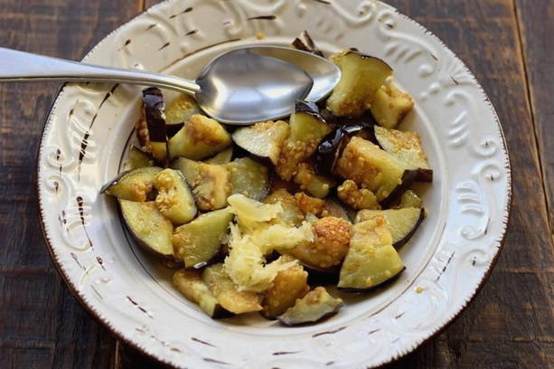 Салат с жареными баклажанами, помидорами и сыром фета