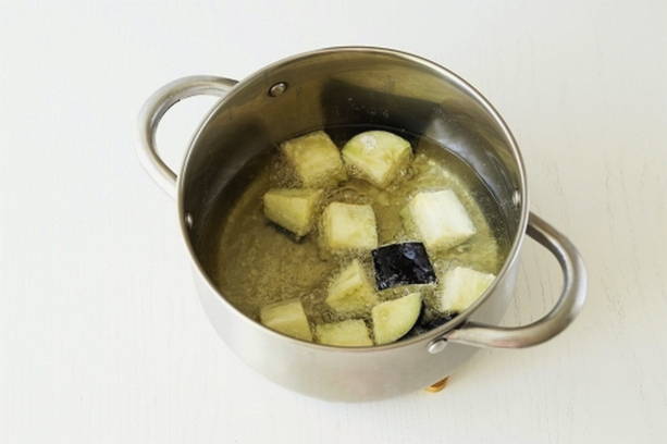 Салат с баклажанами, помидорами и кинзой