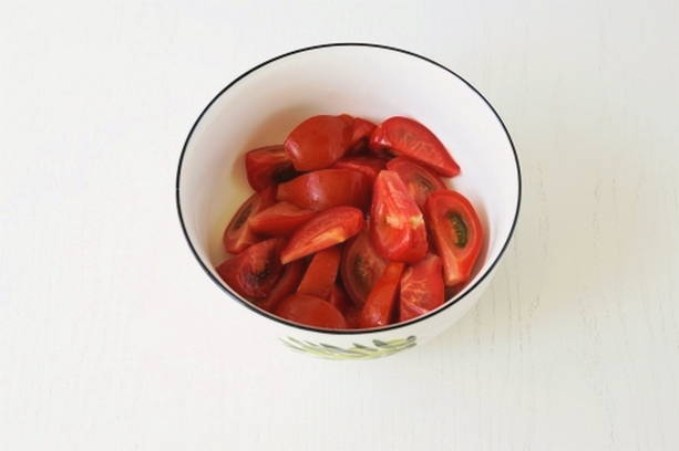 Салат с баклажанами, помидорами и кинзой