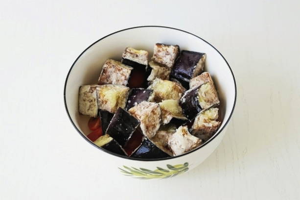 Салат с баклажанами, помидорами и кинзой