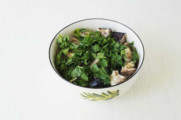 Салат с баклажанами, помидорами и кинзой