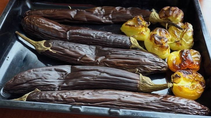 Салат с запеченными баклажанами и перцем