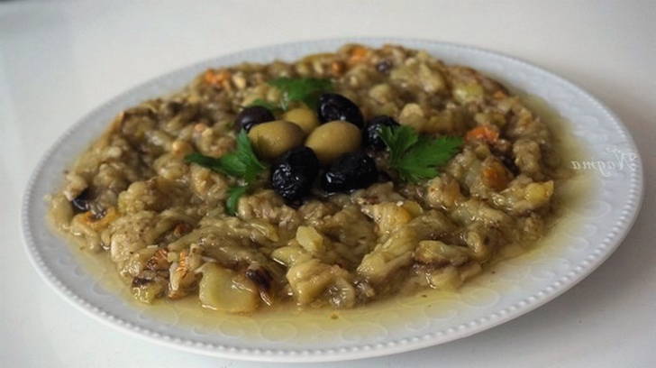 Салат с запеченными баклажанами и перцем