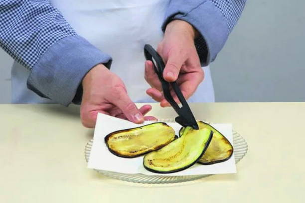 Рулеты из баклажанов с чесноком и грецкими орехами