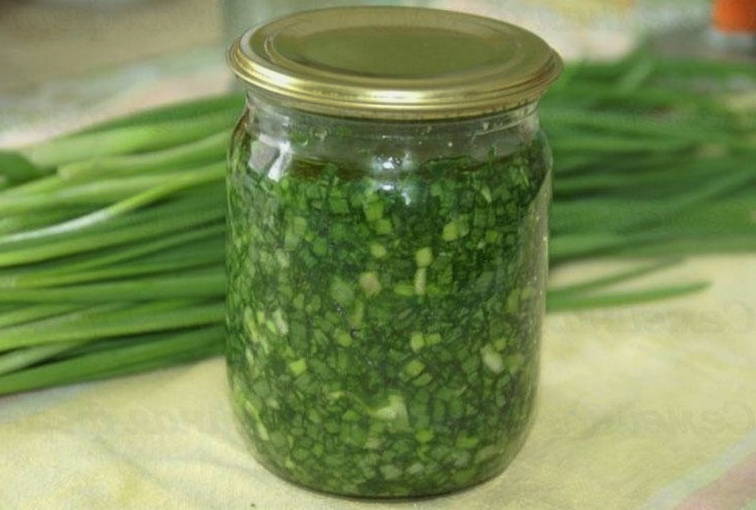 Зеленый лук с солью на зиму