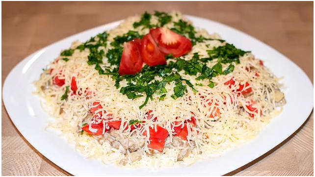 Салат с баклажанами и помидорами и сыром