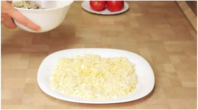 Салат с баклажанами и помидорами и сыром
