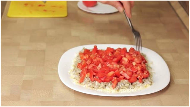 Салат с баклажанами и помидорами и сыром