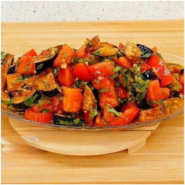 Салат с жареными баклажанами, помидорами и кинзой