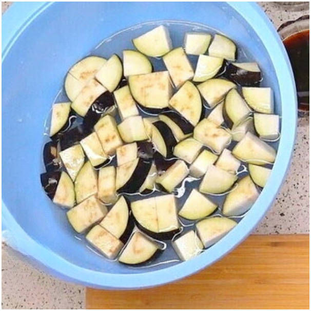 Салат с жареными баклажанами, помидорами и кинзой