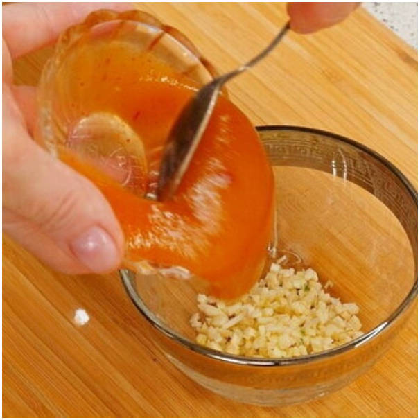Салат с жареными баклажанами, помидорами и кинзой