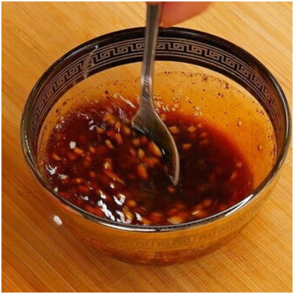 Салат с жареными баклажанами, помидорами и кинзой