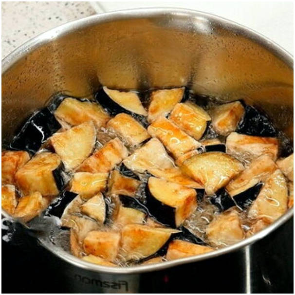 Салат с жареными баклажанами, помидорами и кинзой