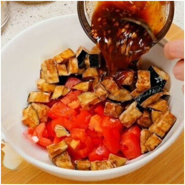Салат с жареными баклажанами, помидорами и кинзой