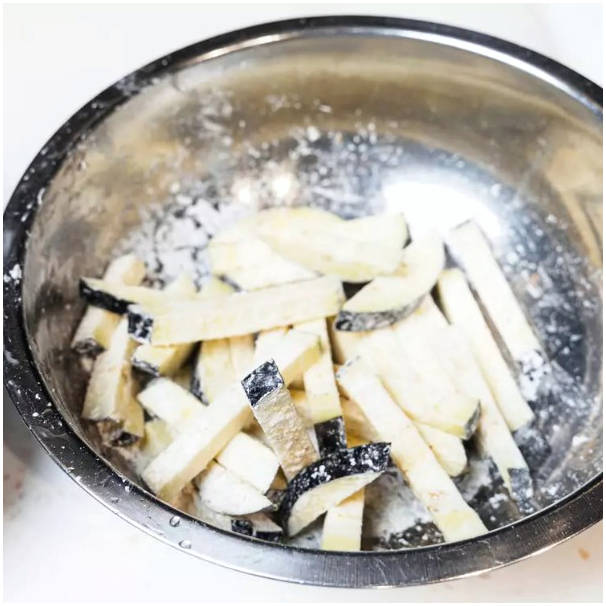 Теплый салат с говядиной и баклажанами