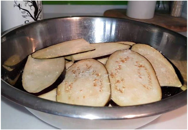 Рулетики из баклажанов с ореховой начинкой