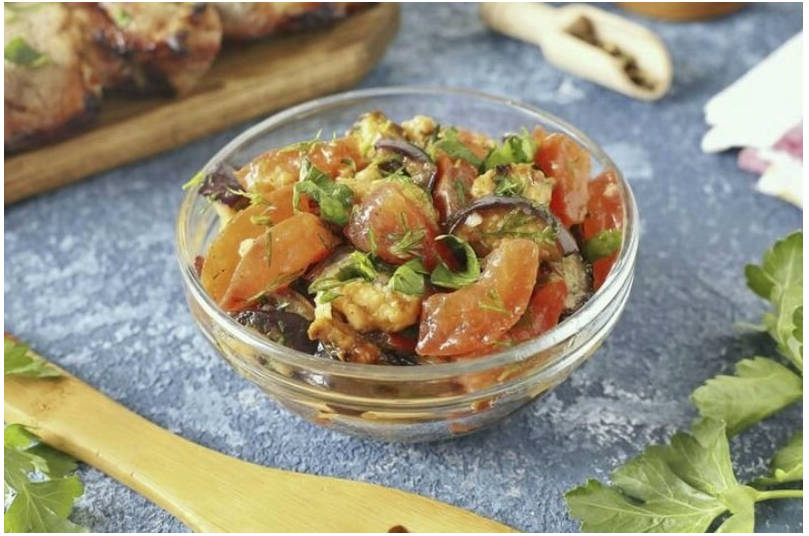 Салат с жареными баклажанами, помидорами и чесноком