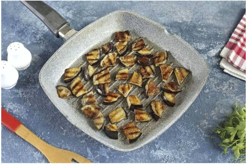 Салат с жареными баклажанами, помидорами и чесноком