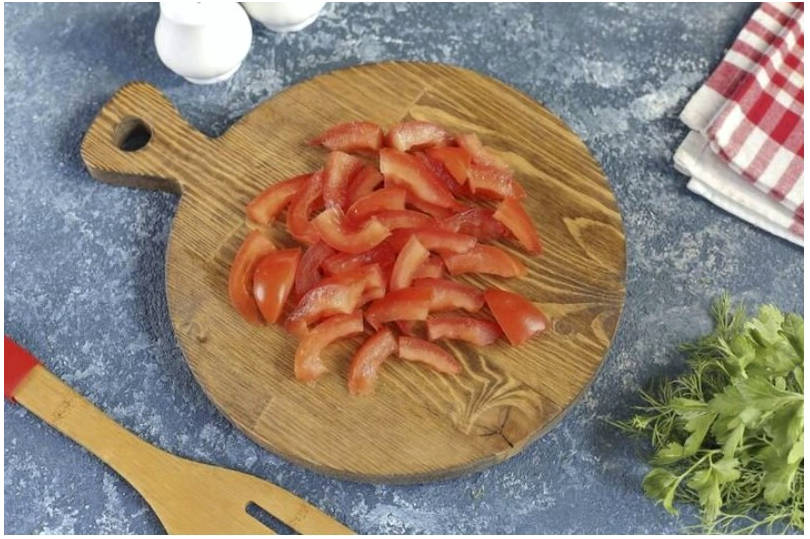 Салат с жареными баклажанами, помидорами и чесноком