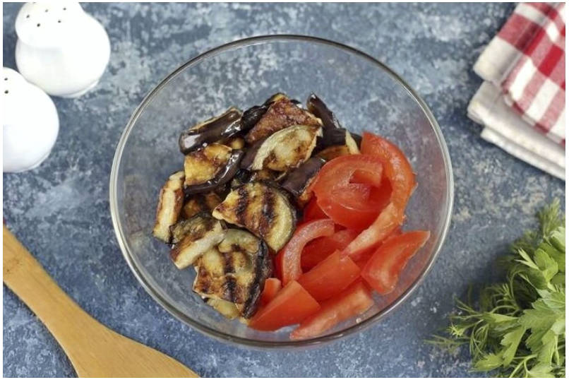 Салат с жареными баклажанами, помидорами и чесноком