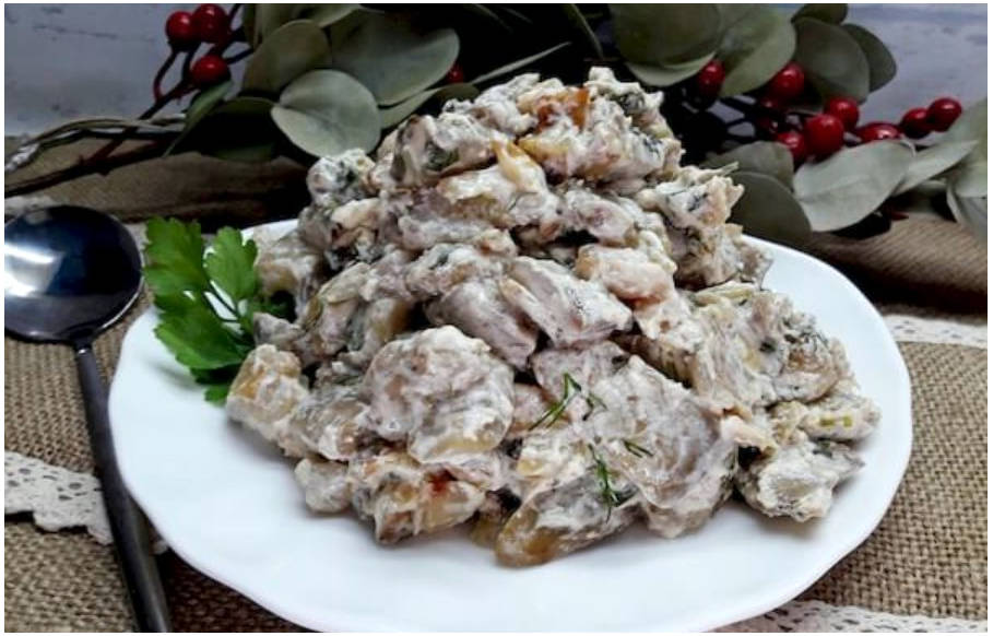 Жареные баклажаны с чесноком и сметаной на сковороде