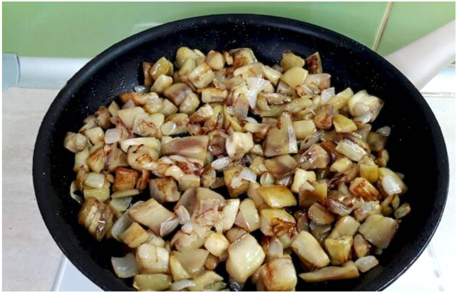 Жареные баклажаны с чесноком и сметаной на сковороде Жареные баклажаны с чесноком и сметаной на сковороде
