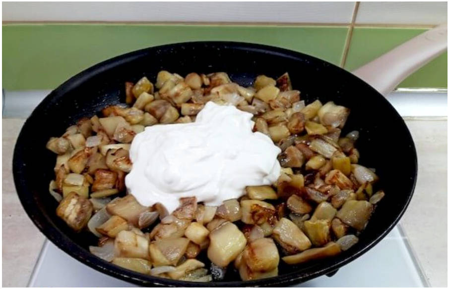 Жареные баклажаны с чесноком и сметаной на сковороде Жареные баклажаны с чесноком и сметаной на сковороде