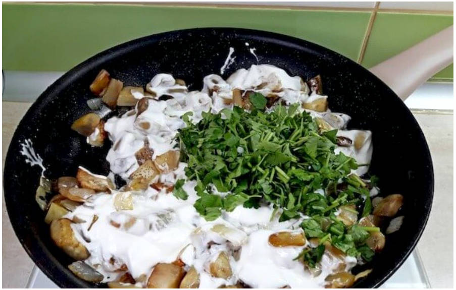 Жареные баклажаны с чесноком и сметаной на сковороде Жареные баклажаны с чесноком и сметаной на сковороде