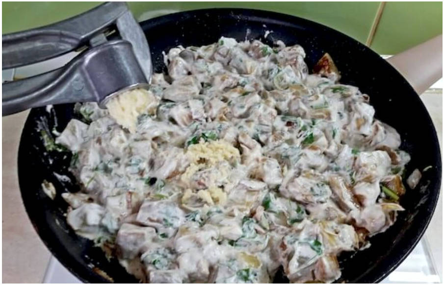 Жареные баклажаны с чесноком и сметаной на сковороде Жареные баклажаны с чесноком и сметаной на сковороде